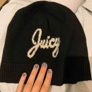  - Mössa från Juicy Couture i one size köpt på Raglady. Knappt använd!! Köparen står för frakt och kan välja på spårbart (63kr) eller vanligt porto där priset varierar. 