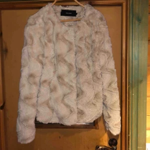  - Jättefin jacka. Använd fåtal gånger. Som ny! 