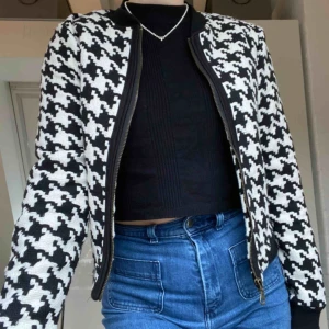  - En skitsnygg mönstrad kofta köpt här på plick!! I superfint skick och väldigt bekväm! Frakt tillkommer💕💕