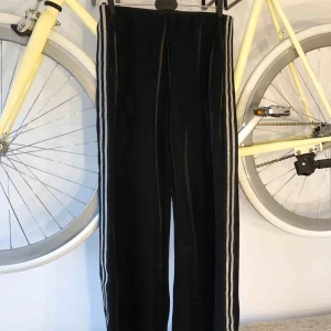  - Säljer ett par gamla favorit brallor med högmidja och glittrig revär! 🙌🏻✨ Lite trasiga i sömnen vid linningen, men går utmärkt att använda ändå!   75kr plus frakt ✨