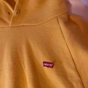  - Gul croppad hoodie från Levi’s, använd fåtal gånger och fortfarande i bra skick:) skriv för fler bilder