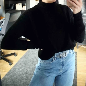  - Svart supersnygg stickad polotröja. Passar verkligen till allt, så användbar och ett måste i garderoben! 