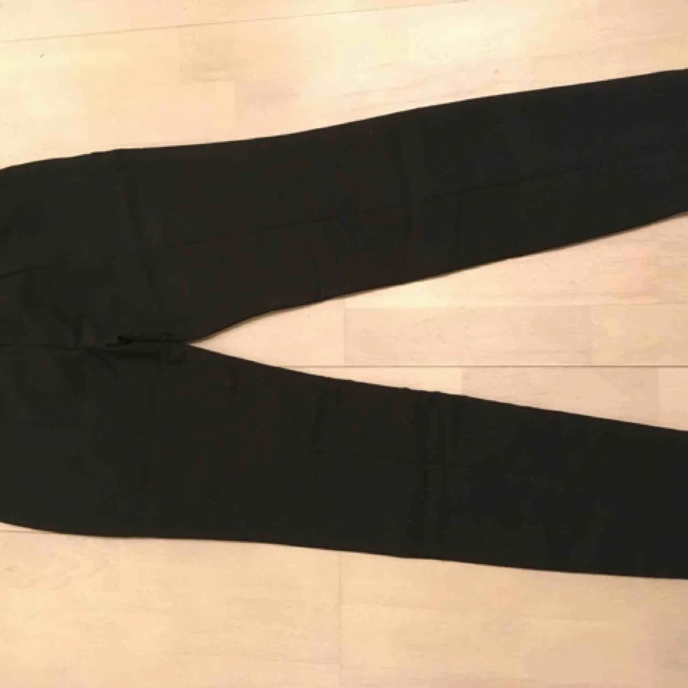 Svarta stretchiga byxor från Mango . Jeans & Byxor.