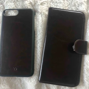  - Ett jättefint skal i mörkbrun läder. Nytt i kartong/ aldrig använd. Passar iPhone 7plus o 8 plus.  Skalet har en magnet i sig så man kan lägga den i fodralet och då har man enkelt med sig både telefon och plånbok ☺️ 