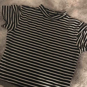  - Magtröja med polo krage  Skönt material 