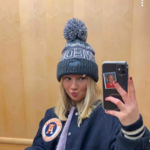  - Jätte snygg mössa med texten sweden, väldigt originell😍