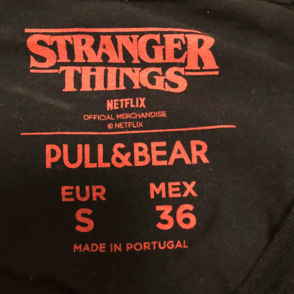 Stranger Things tröja köpt på Pull&Bear i Spanien. Den är endast använd några få gånger och är i mycket fint skick. Jag kommer inte exakt ihåg nypris men det var nog runt 100-200kr. Säljer för 50kr, köparen står för frakten.. T-shirts.
