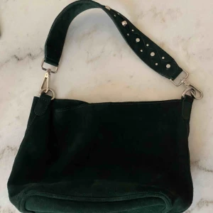  - Unlimit bag i färgen grön! Sjukt snygg! Får plats med mycket saker även fast den är ganska liten! Som ny då den knappt har används! Mått: L: 20 cm H: 12 cm D: 20 cm. Rem: 45 cm Nypris: 799kr 100% äkta! Frakt tillkommer på 50kr 