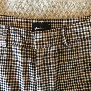  - Rutiga kostymbyxor från Gina tricot. Raka med lite flare. Frakt tillkommer <3