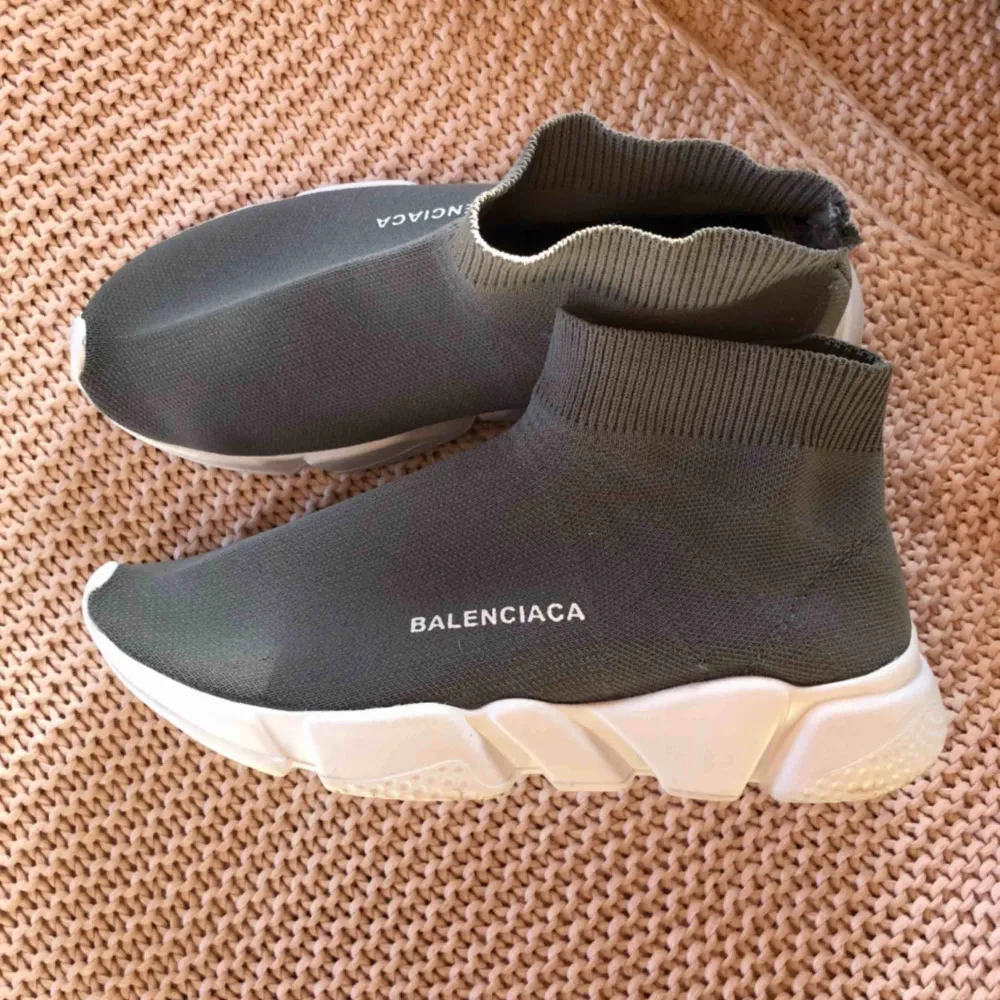 Fake Balenciaga, köpta från Shein, använda en gång så ser helt nya ut😊 Mer som 38 i storleken. Annars mycket luftiga, lätta och sköna skor! Köparen står för frakt . Skor.