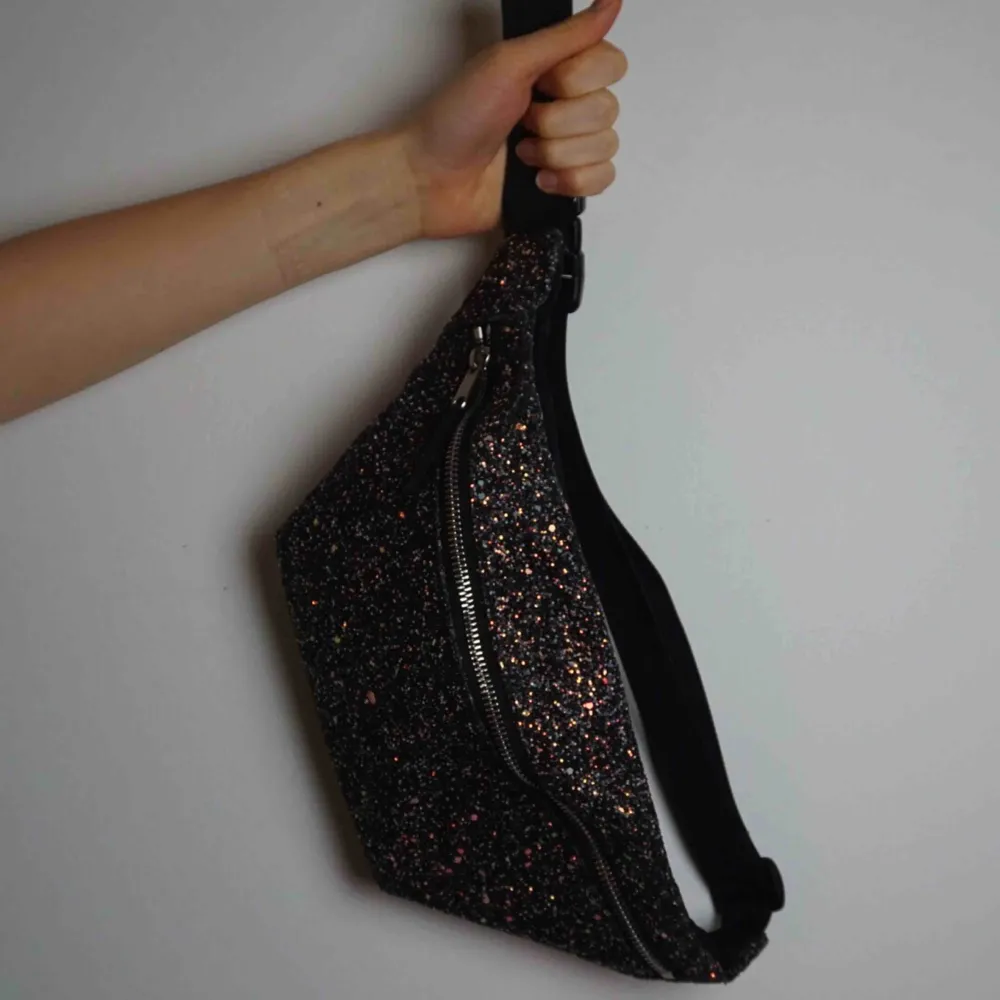 Säljer min glittriga fanny pack som varit med på en och annan utekväll. Det bästa med den är den rymmer allt! Jag står för frakten!. Laukut & Käsilaukut.