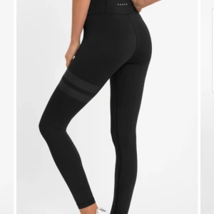 Stronger Träningstights - Stronger tights i modellen ETNA II köpta här på plick men tyvärr var de lite för stora för mig. Fint skick, nypris 699 kr 💖 