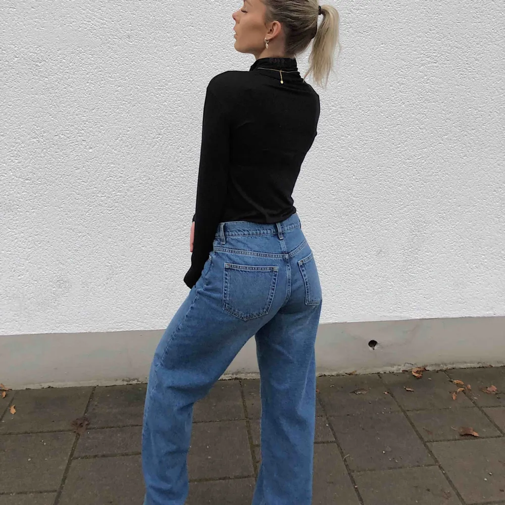 Garderobsrensning!! Jättefina jeans från Vero Moda som endast är använda 1 gång! Passar bra å mig som vanligt har S i byxor, jag är 168 cm lång & Frakten ingår i priset 🥰. Jeans & Byxor.