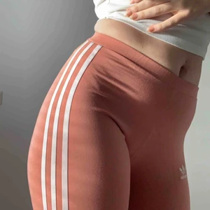 - Adidas leggings, sparsamt använda, beige /rosa /nude
