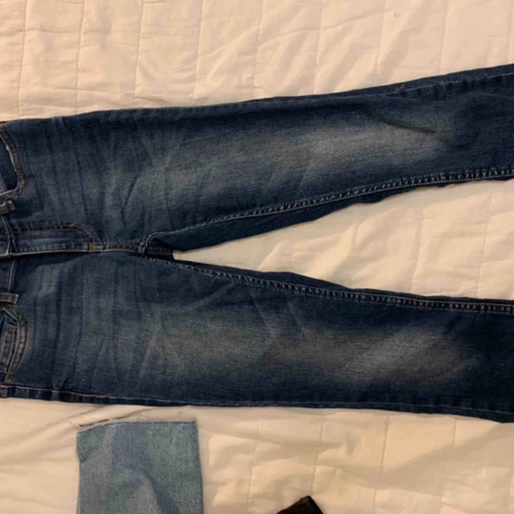 Nya jeans som inte är använda fina tajta neutrala som sitter bra.. Jeans & Byxor.