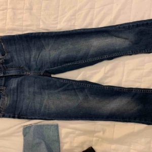  - Nya jeans som inte är använda fina tajta neutrala som sitter bra.