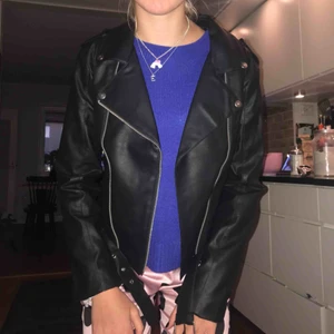  - Jätte snygg skinnjacka, passar till ALLT! den är oversized S/M sitter sååå snyggt över en hoodie😍