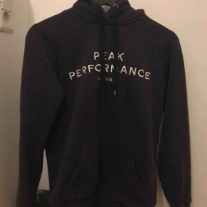  - Mörkblå peak performance hoodie💙väldigt använd och plasten på ena snöret har åkt av (bild 3) men det märks knappt💝nypris 1100kr❣️frakt 65kr💕