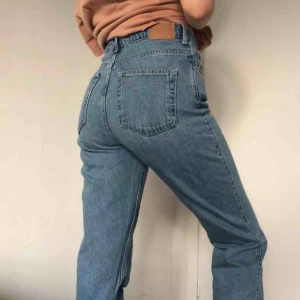  - Weekday-jeans i modellen Row, färg Sky Blue. Ganska välanvända men i superfint skick. W29 L32, säljer pga har ett par i mindre strl, dock ska de vara lite baggy!