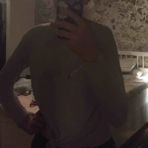  - En Rosa halv genomskinlig tröja men texten #Always NO 1. Knyts längst ner