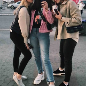  - Säljer den rosa jackan i mitten och jeansen i mitten. Jeansen kommer ifrån Gina tricot i storleken 38. Jackan är från hm i storlek 38. Säljer för 100kr styck! Köparen står för frakten.