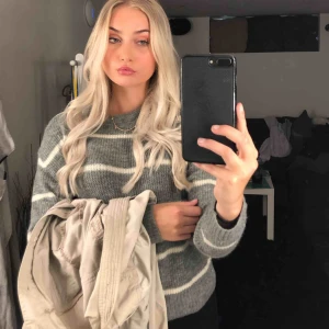  - Fin stickad tröja, endast använd en gång så väldigt bra skick!!💕💕⚡️