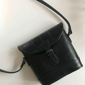  - Axelväska med justerbart band. Lite skador på bandets insida (bild 2) men inget som märks vid användning.   Finns i Uppsala annars står köpare för frakt 