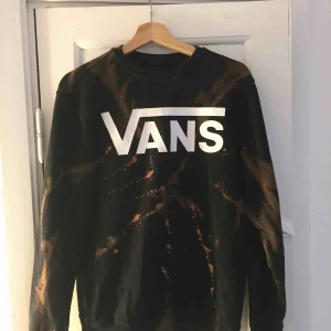  - Jag fick plagget i julklapp, va inte så nöjd och bestämde för att göra om den men blev mindre nöjd. Tröjan var helt svart från början.  Det är superbra skick, knappt använd! Kan visa mer bilder hur den sitter på:) Köparen står för frakten.