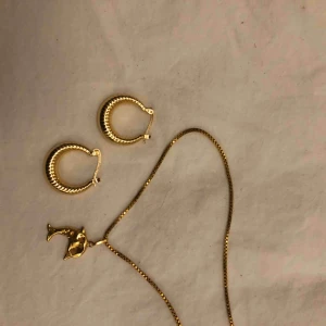  - Säljer dessa söta smycken! 300kr för båda!