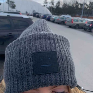  - Mössa från Acne Studios 10/10 skick  Säljer pga att den ej används Nypris: 1100kr💕 Kan absolut tänka mig att förhandla om priset.🥰