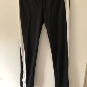 Hollister mjukisbyxa - Ett par hollister mjukisbyxor, använda och är i normalt skick! Mycket coola och sköna som går att göra sin outfit mycket fräschare med en oversize tröja 