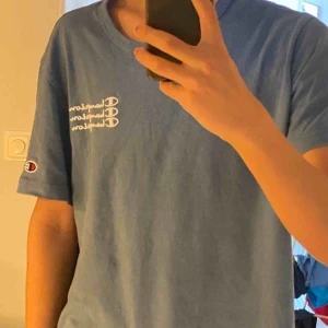  - Säljer denna jättehäftiga champion tröja med coolt logo. Dem sitter lite oversized och är köpt fråb Uban Outfitters😊