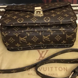 Väska - Säljer min väska då den ej kommit till användning. Den är alltså helt oanvänd. Ej äkta. 