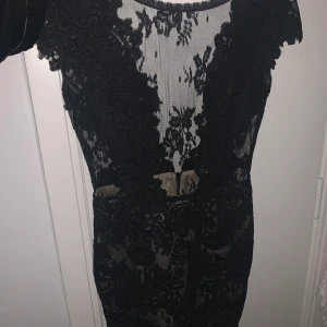 Ida Sjöstedt klänning  - Svart spets, djup i ryggen. Nästan oanvänd (2 ggr). XS 