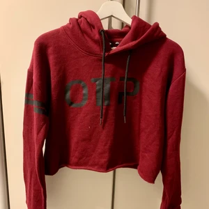 Croppad sweatshirt  - Superskön croppad sweatshirt som är snygg att ha till höga träningstights🤩 storlek M men passar xs-m beroende på hur man vill ha den!❤️ 30kr+frakt 