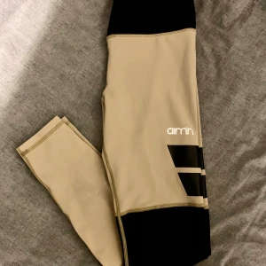 Aimn tights  - Supersnygga aimn tights i nyskick💗 högmidjade och storlek S! 250kr inklusive frakt! Pris kan diskuteras ✨ slutsålda på hemsidan 