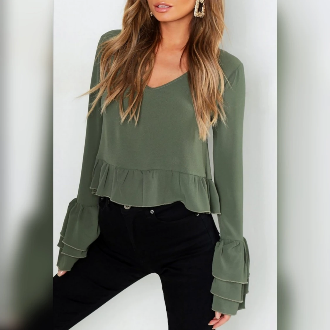 Khaki-färgad topp med volangärmar