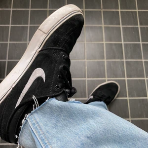 Nike SB Stefan Janoski Zoom  - Riktiga favoritskor men som nu tyvärr mest blir liggandes på hyllan. Hands down bekvämaste skorna jag ägt. Som en mjukare vans sko. Jag har 38,5 i vanliga fall men skulle säga dessa passar både 38 och 39! Använda men i väldigt bra skick.👟 Kan skickas mot frakt! 