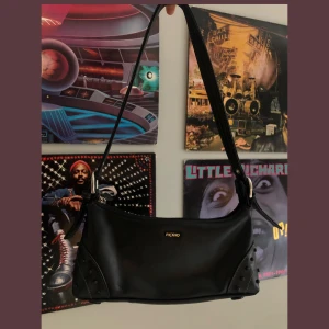 90 tals väska 💜 - Säljer min fina baguette väska. Ca 25 cm i bredd :) Frakt tillkommer :)