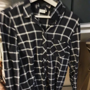 skjorta  - vardagsskjorta i fint skick. 