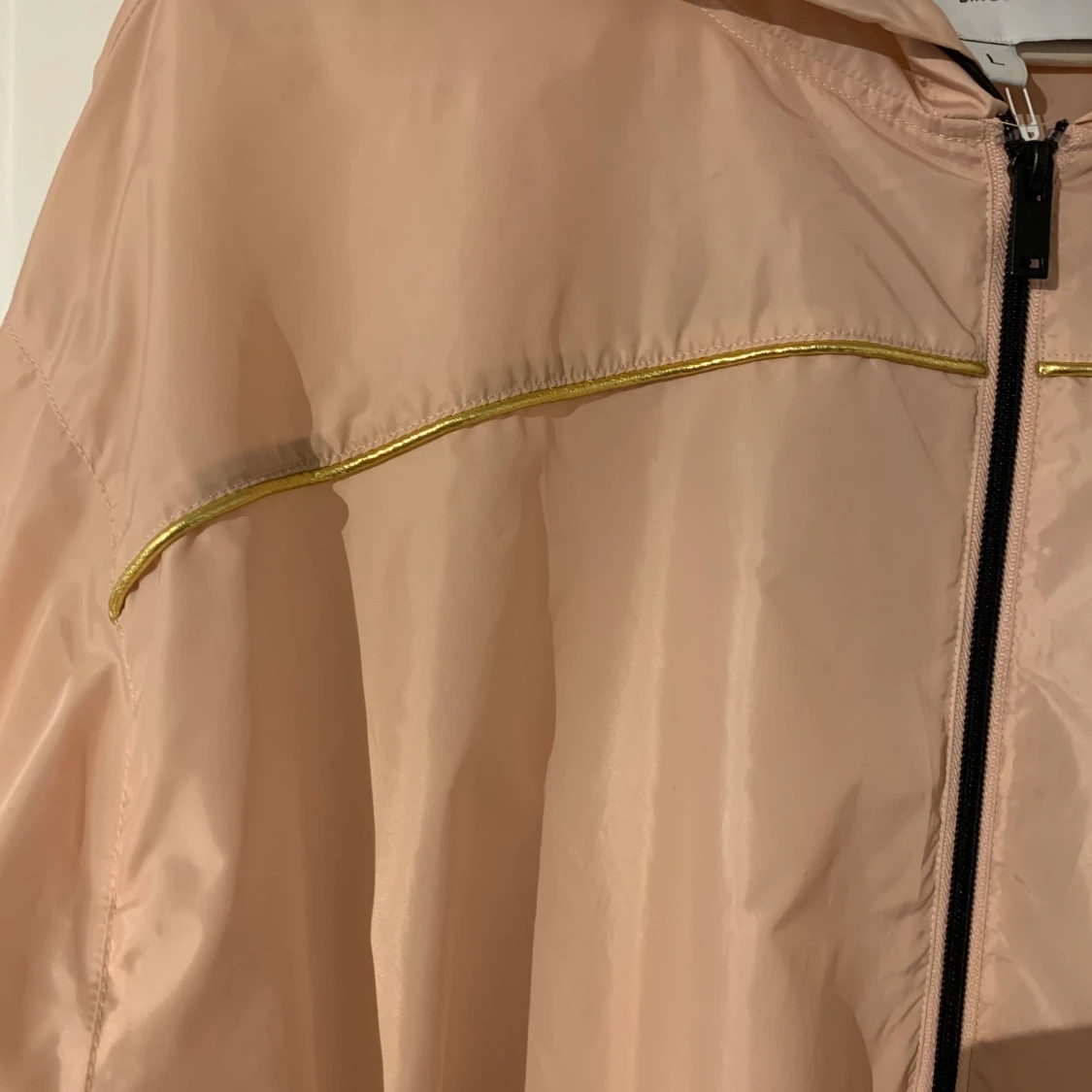 En vindjacka från  Bikbok  - 91