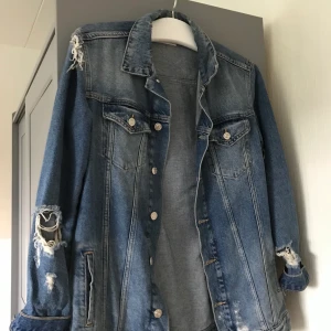 Jeansjacka - Jeansjacka med slitningar från mango. Jättefin och oversized, inte så använd.