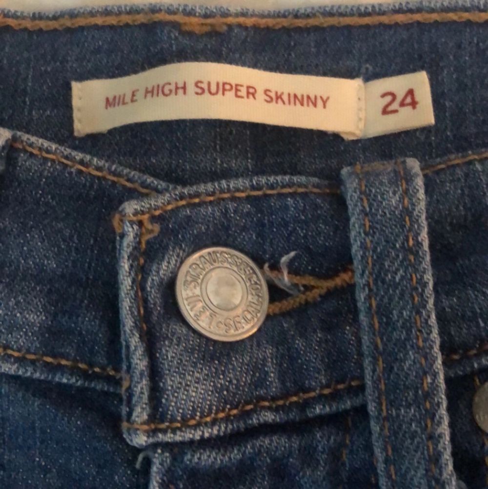 Ett par levi’s jeans i modellen Mile high super skinny. De är i bra skick men väl använda. Köparen står för frakten💞. Jeans & Byxor.