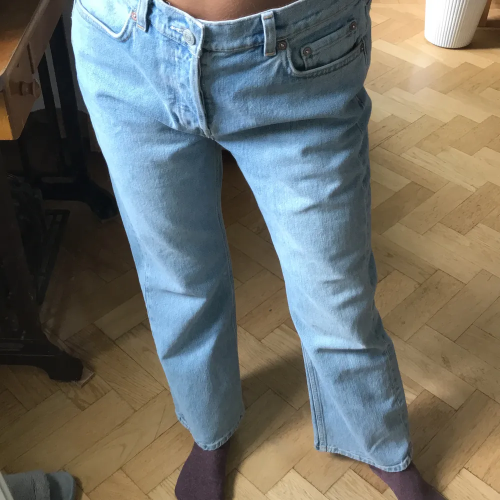 Jätte fina jeans från otherstories som är använda ungefär 5 gånger köpte för 690 men säljer för 300 storlek 28, frakten kostar 79kr. Jeans & Byxor.