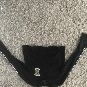 Cropped sweatshirt storlek Xs - En fin cropped sweatshirt. Med southside Serpens från riverdale tryck. Den är knappast använd och storlek XS säljer för 69kr + frakt. Kan mötas i Linköping,boxholm eller Mjölby. Kan samt tvätta den innan jag skickar iväg den om det önskas.