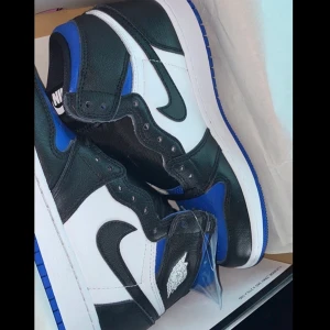 Jordans  - Säljer mina favvo skor, jordan royal toe. Beställda ifrån USA för 3500 men kan sälja för 2650. Båda skosnörena kommer med ( blåa och svarta). Kan skicka flera bilder! 