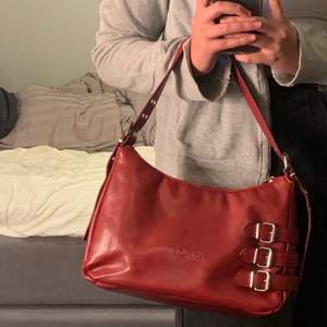 Jag säljer min helt oanvända röda väska som jag köpte från Humana. Den är som ny, jättefint skick och är i en perfekt storlek! Den har justerbara band, samt två små fack inne i väskan! Köpte den för 320kr💕✨✨✨ kan mötas i Stockholm + frakta (ni står för kostanden)💕