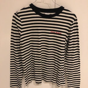 Randig tröja - Snygg svart-vit randig tröja från Other Stories i storlek 38. 