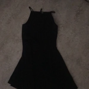 Svart klänning - Säljer för 80 kr med gratis frakt!