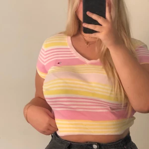 vintage tommy hilfiger t-shirt - lätt använd tommy hilfiger t shirt vintage, köpt av min mamma på 90 talet  bra skick, inga hål / fläckar  stl M köpt för 500kr. 💘